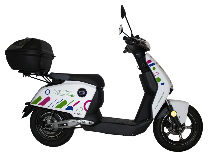 Scooter e-Motion Sharing con bauletto, vista laterale